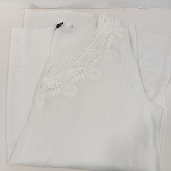 NIC & ZOE White VNeck Top in Small - Picture 9 of 9